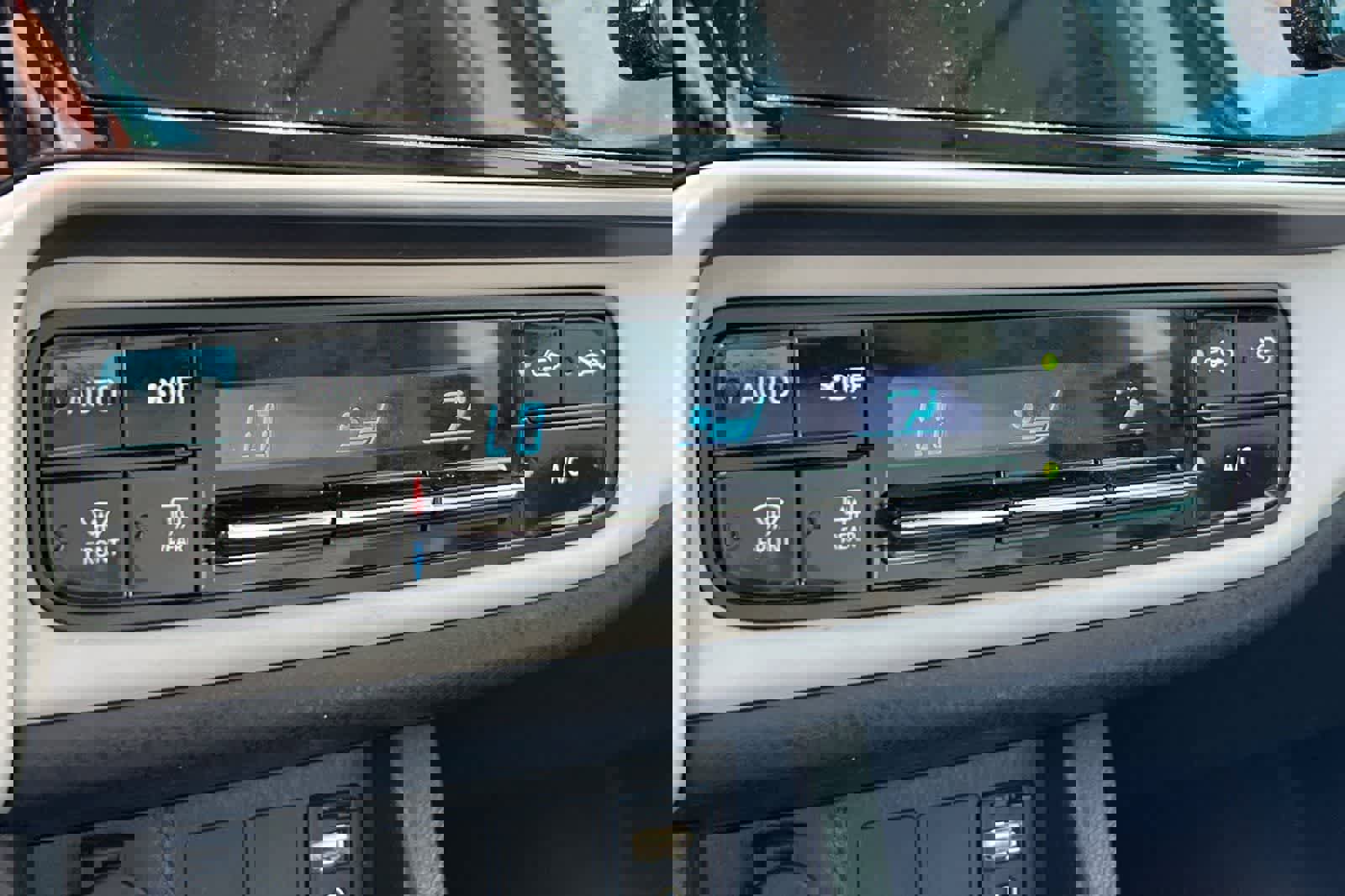 Used 2017 Toyota Corolla LE w/ Carpet Mat Package (TMS) FWD image 21