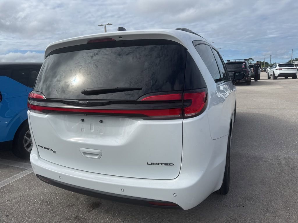 Used 2023 Chrysler Pacifica Limited w/ S Appearance Package image 8