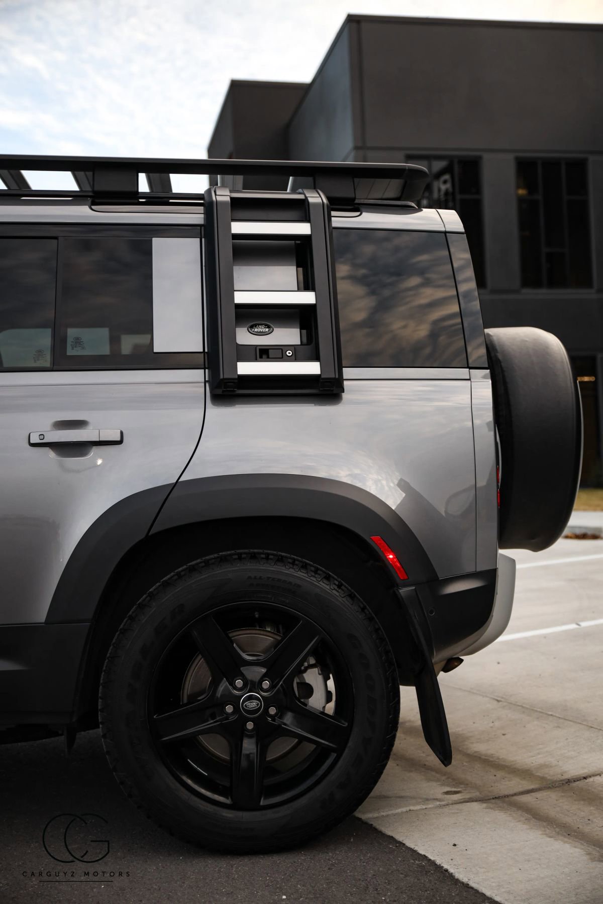 Used 2022 Land Rover Defender 110 SE image 40