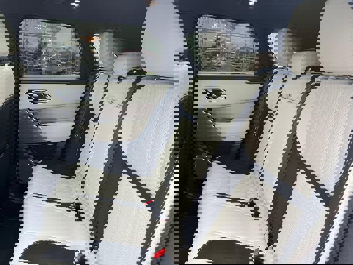 Used 2019 Land Rover Range Rover Velar R-Dynamic SE image 30