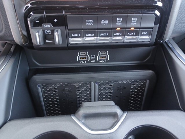 New 2026 RAM 4500 4x4 Crew Cab DRW w/ Laramie Trim Package image 38