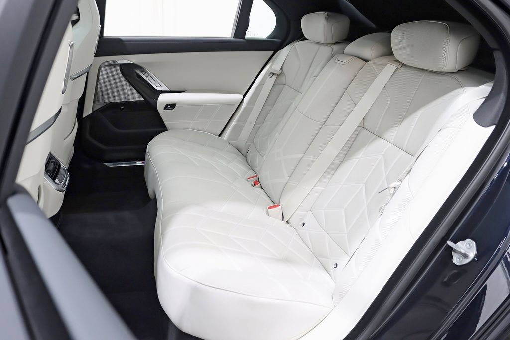 Used 2024 BMW 740i xDrive w/ Premium Package 2 AWD/4WD image 28