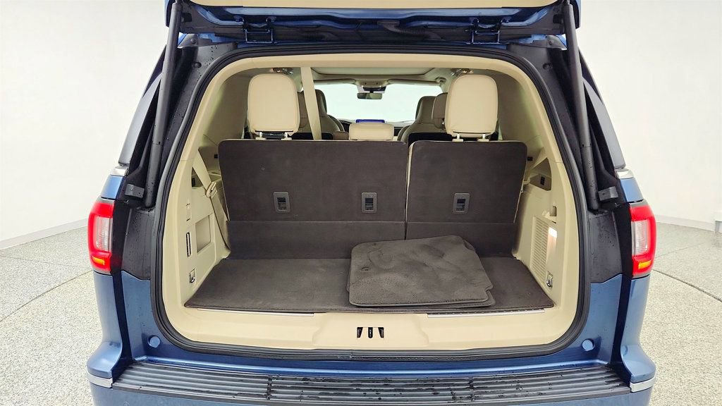 Used 2020 Lincoln Navigator Reserve w/ Luxury Package RWD image 23