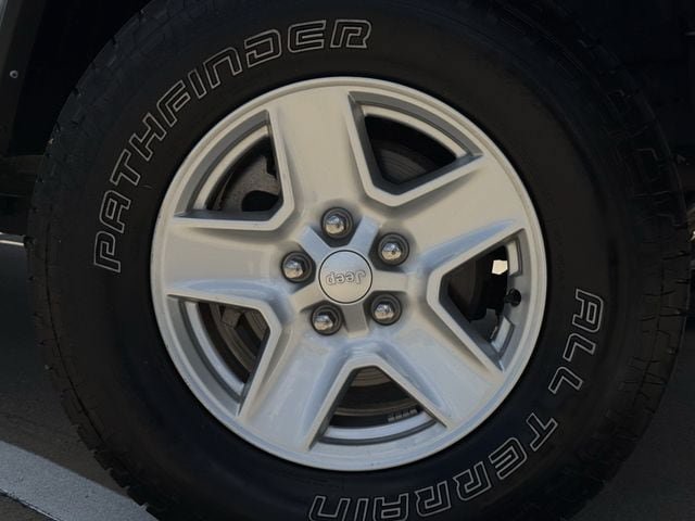 Used 2022 Jeep Gladiator Sport AWD/4WD image 9
