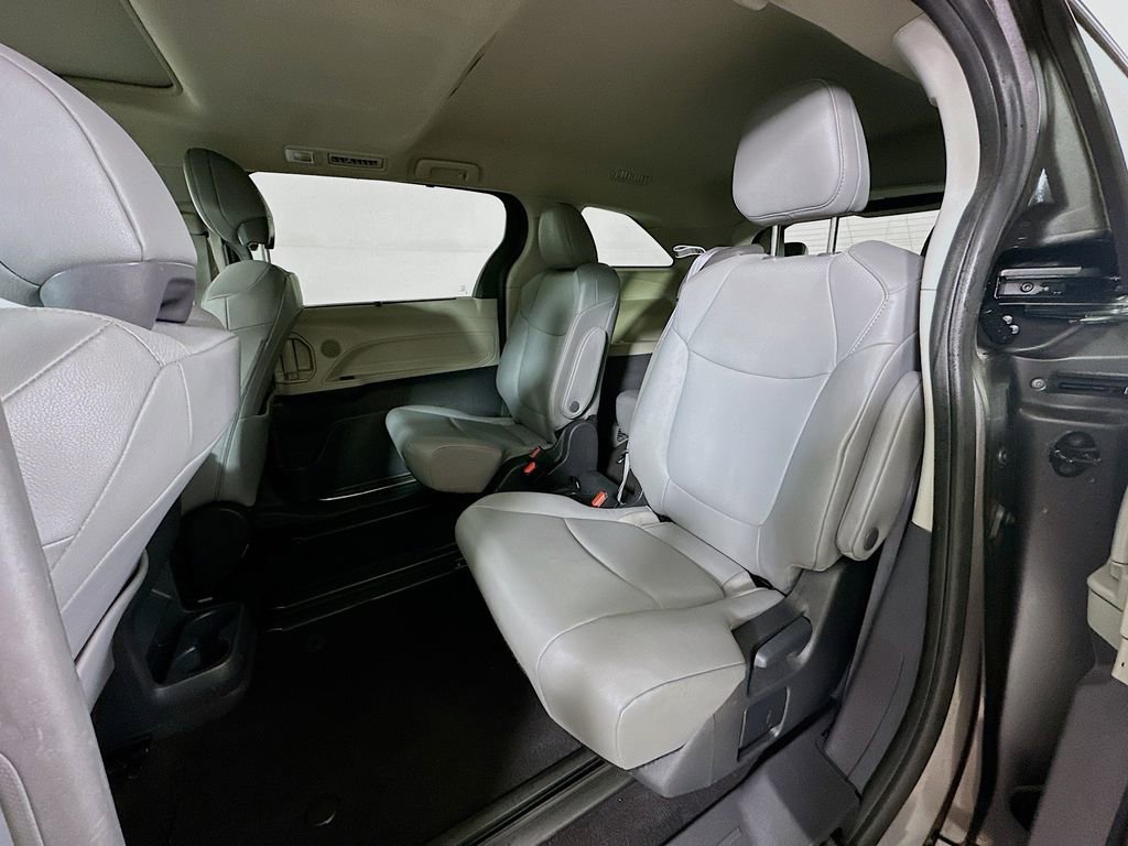 Used 2024 Toyota Sienna XLE FWD image 15