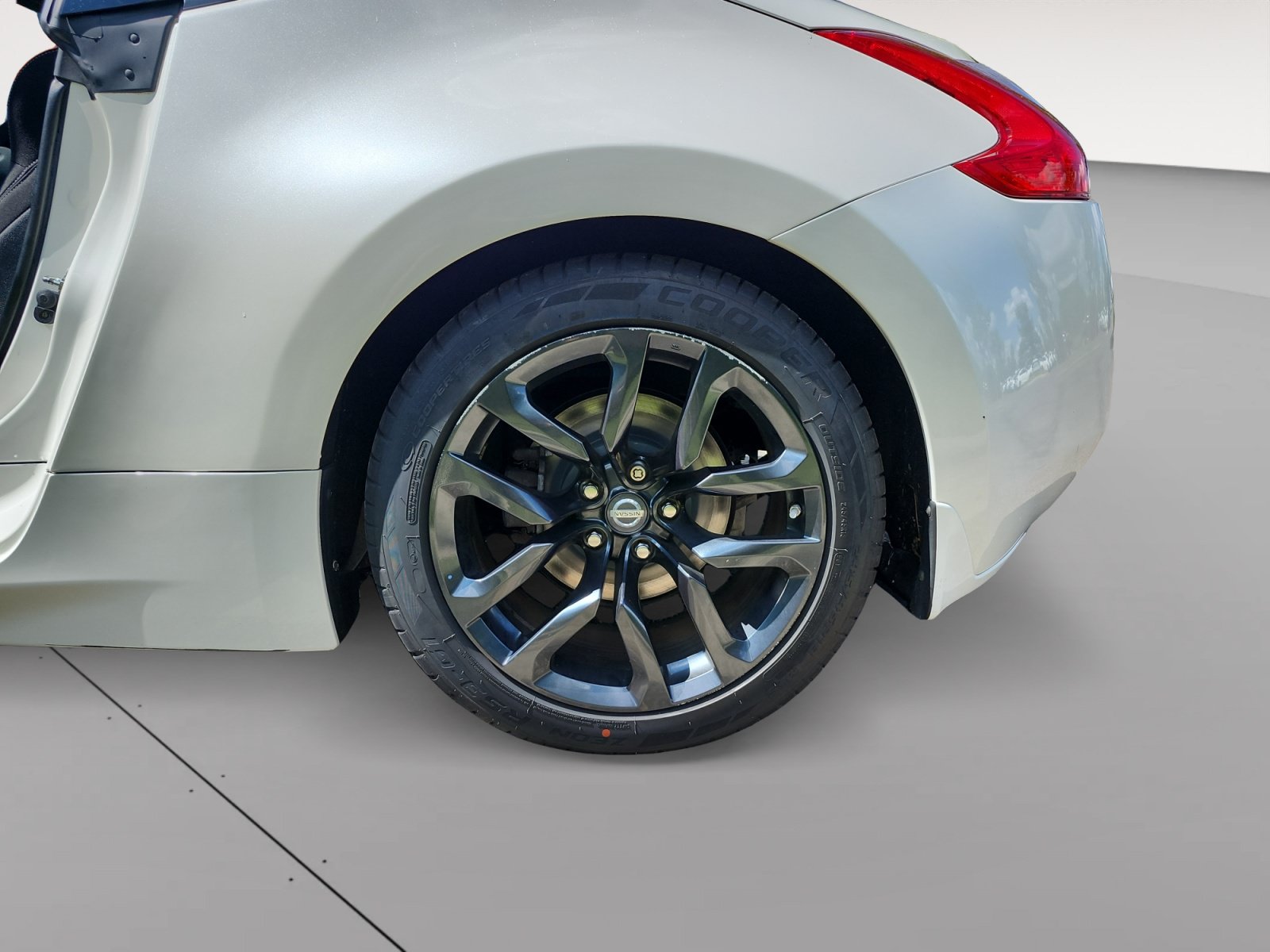 Used 2015 Nissan 370Z Coupe RWD image 15