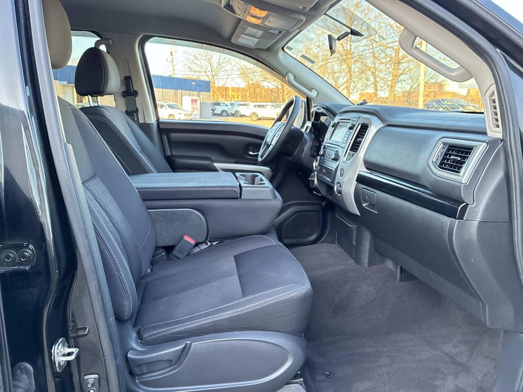 Used 2019 Nissan Titan SV image 10