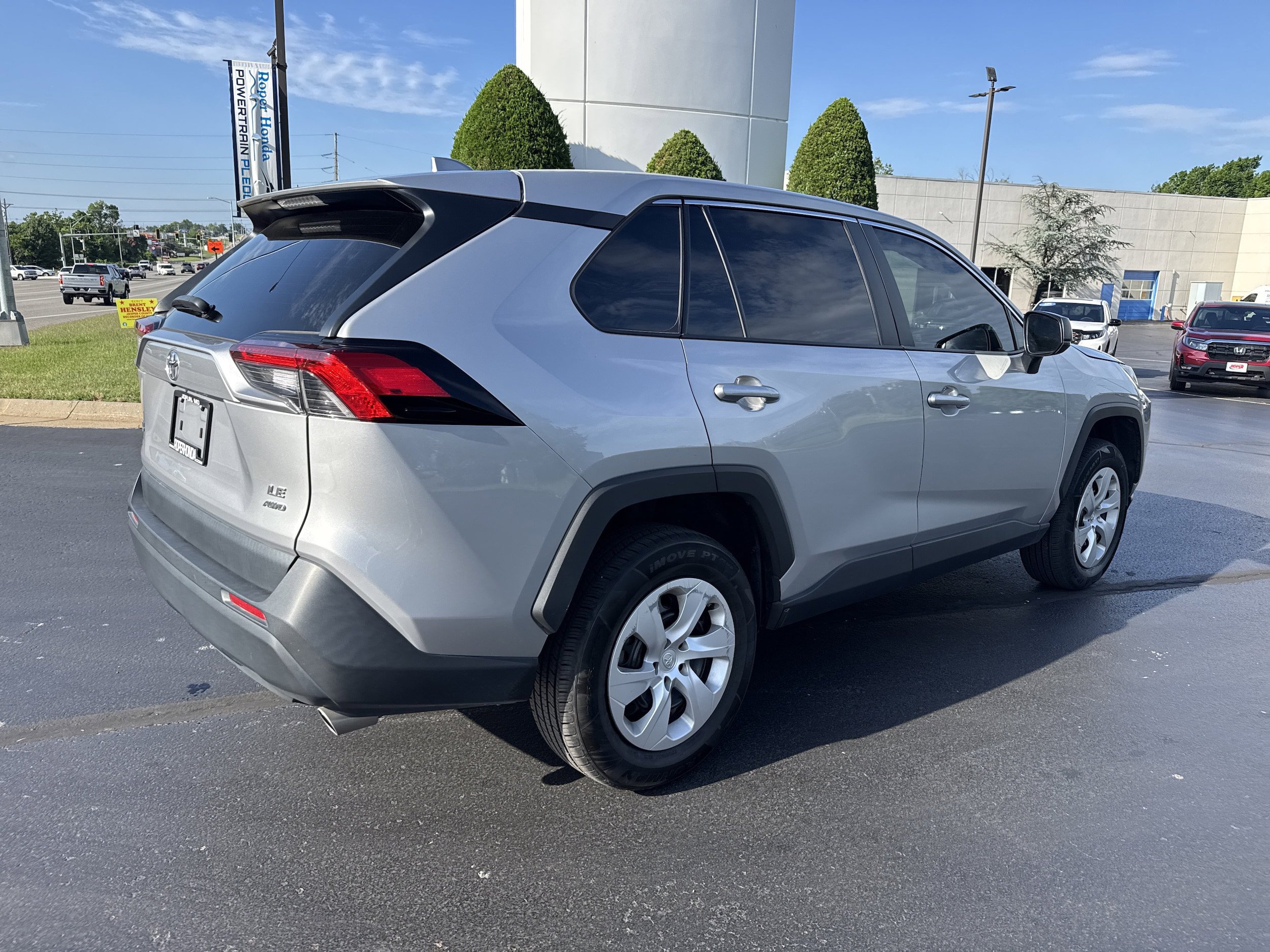 Used 2024 Toyota RAV4 LE AWD/4WD image 4