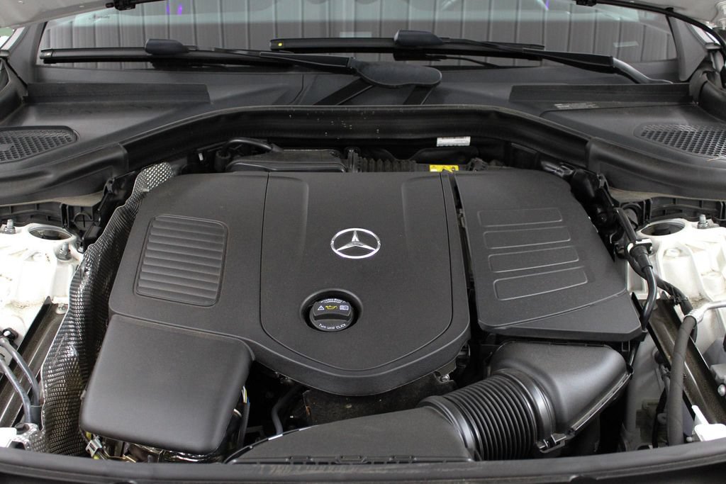 Used 2025 Mercedes-Benz GLC 300 4MATIC image 40