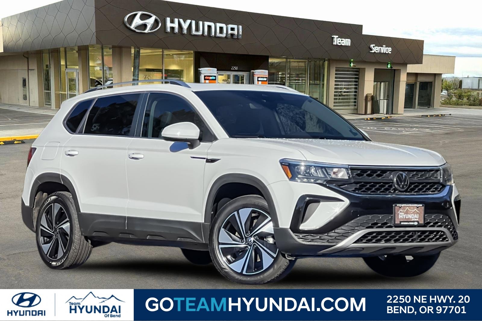 Used 2024 Volkswagen Taos SE image 1