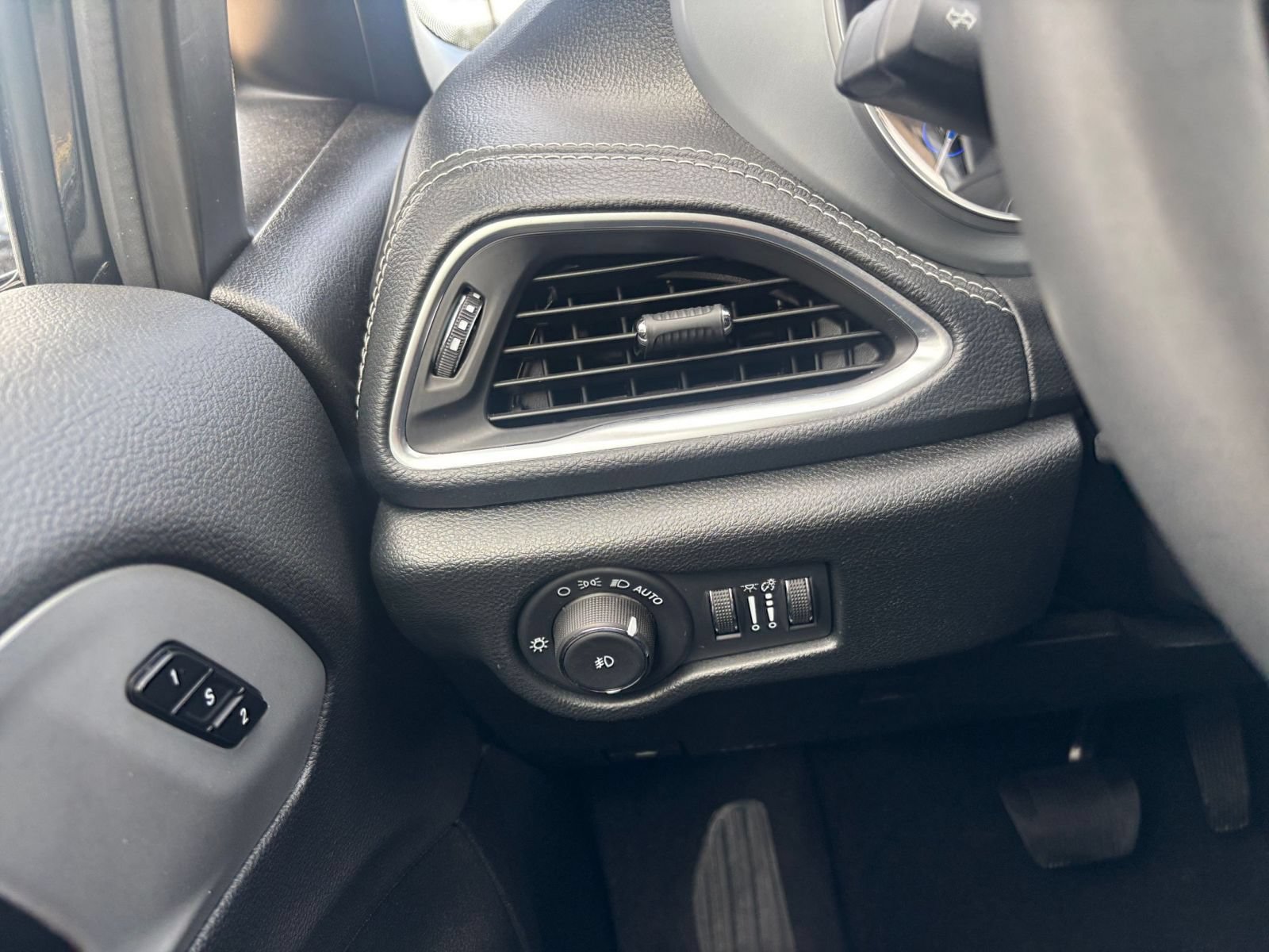 Used 2025 Chrysler Pacifica Limited FWD image 38