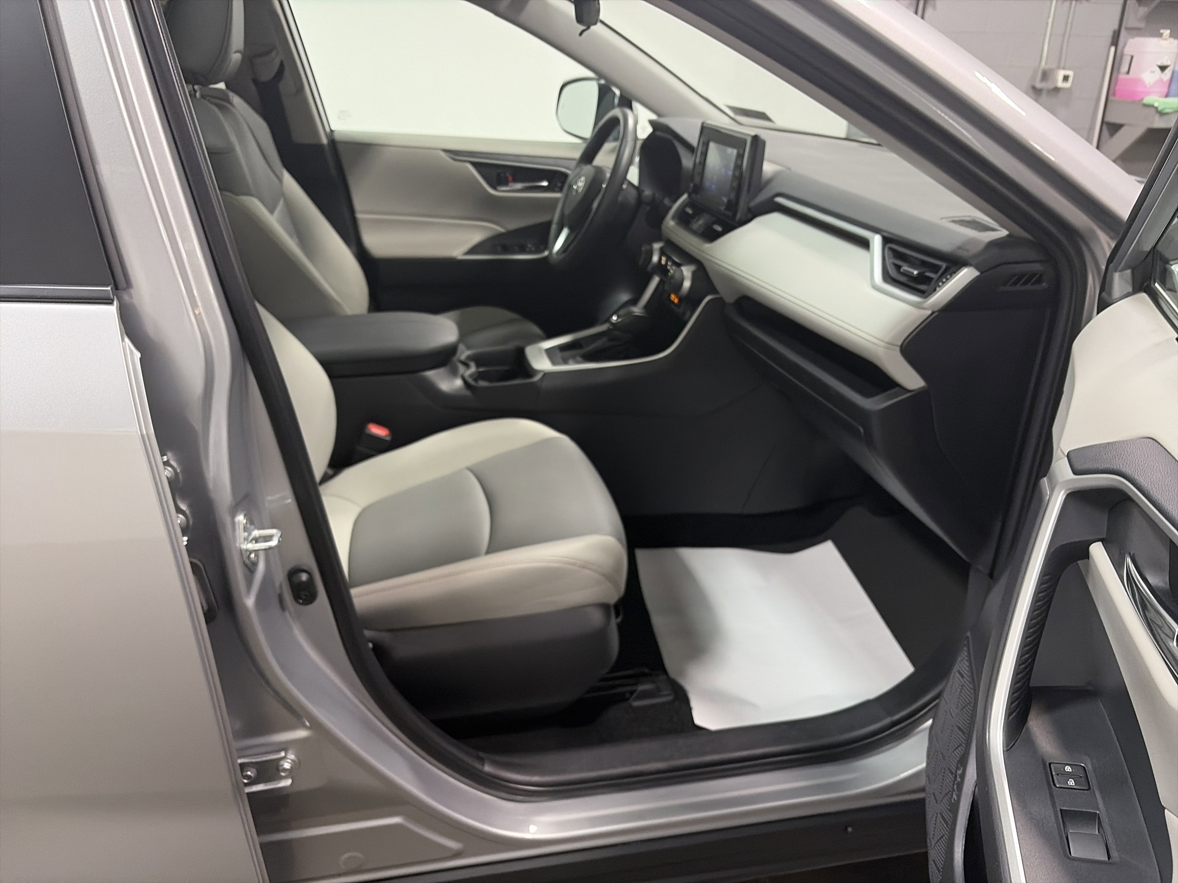 Used 2021 Toyota RAV4 XLE Premium image 33