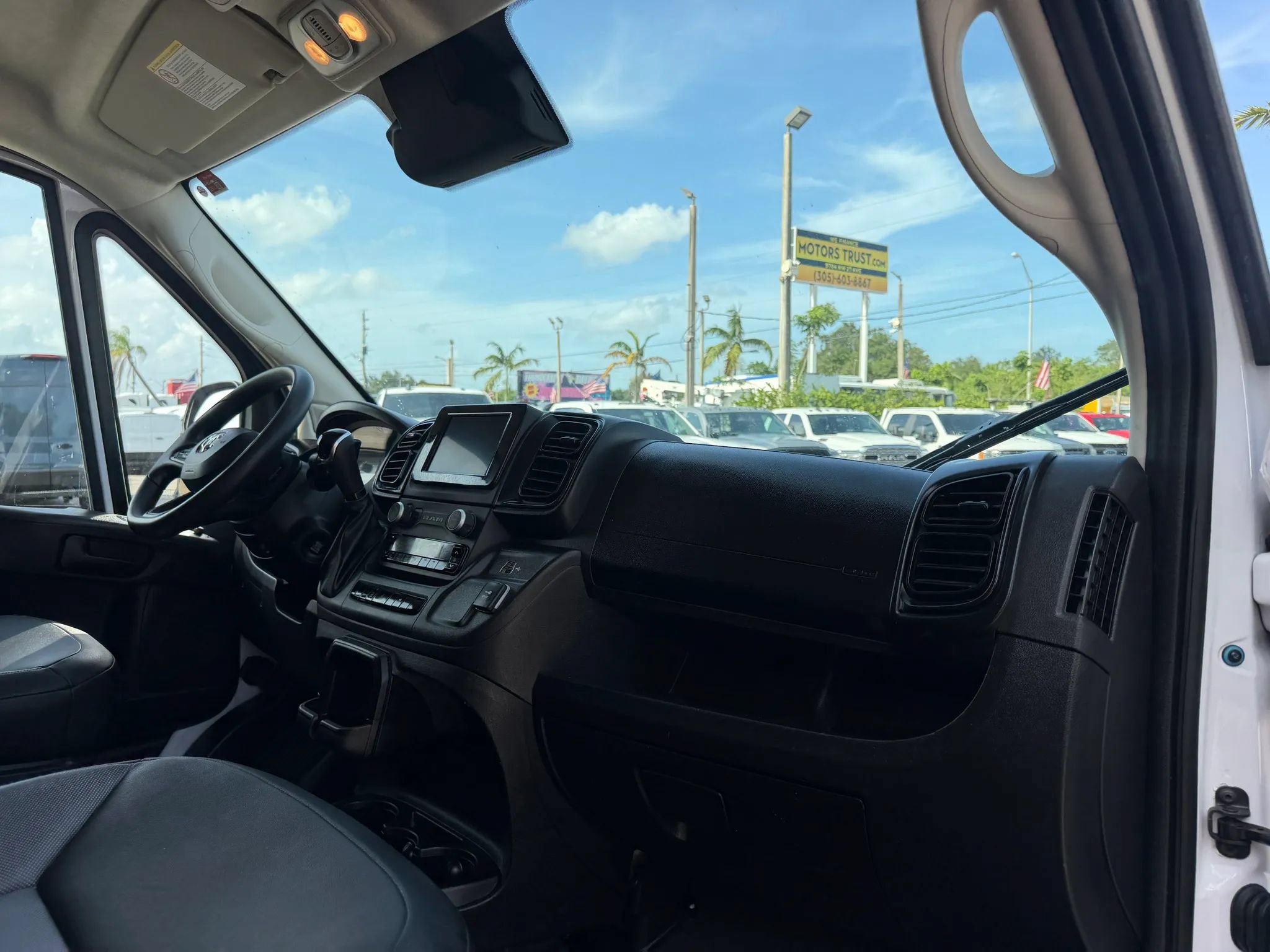 Used 2025 RAM ProMaster 2500 w/ Convenience Group FWD image 17