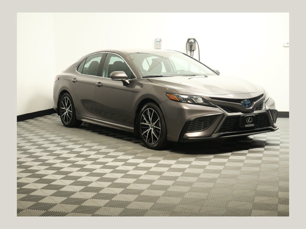Used 2023 Toyota Camry SE w/ Cold Weather Package FWD image 1