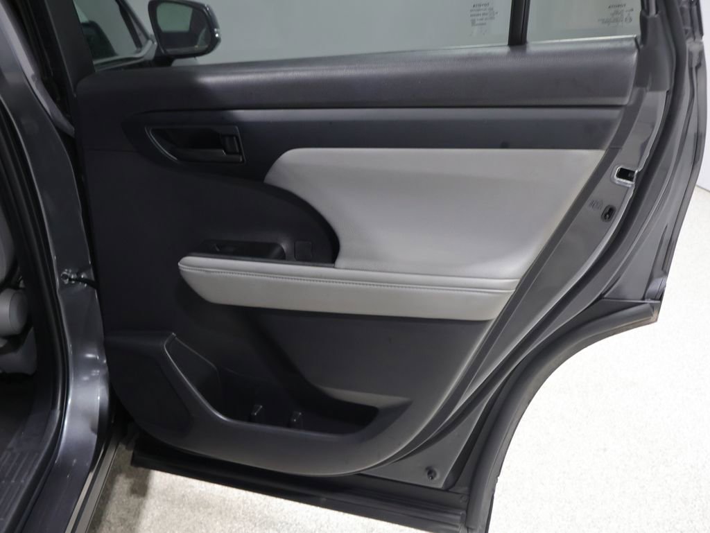 Used 2023 Toyota Highlander LE FWD image 21