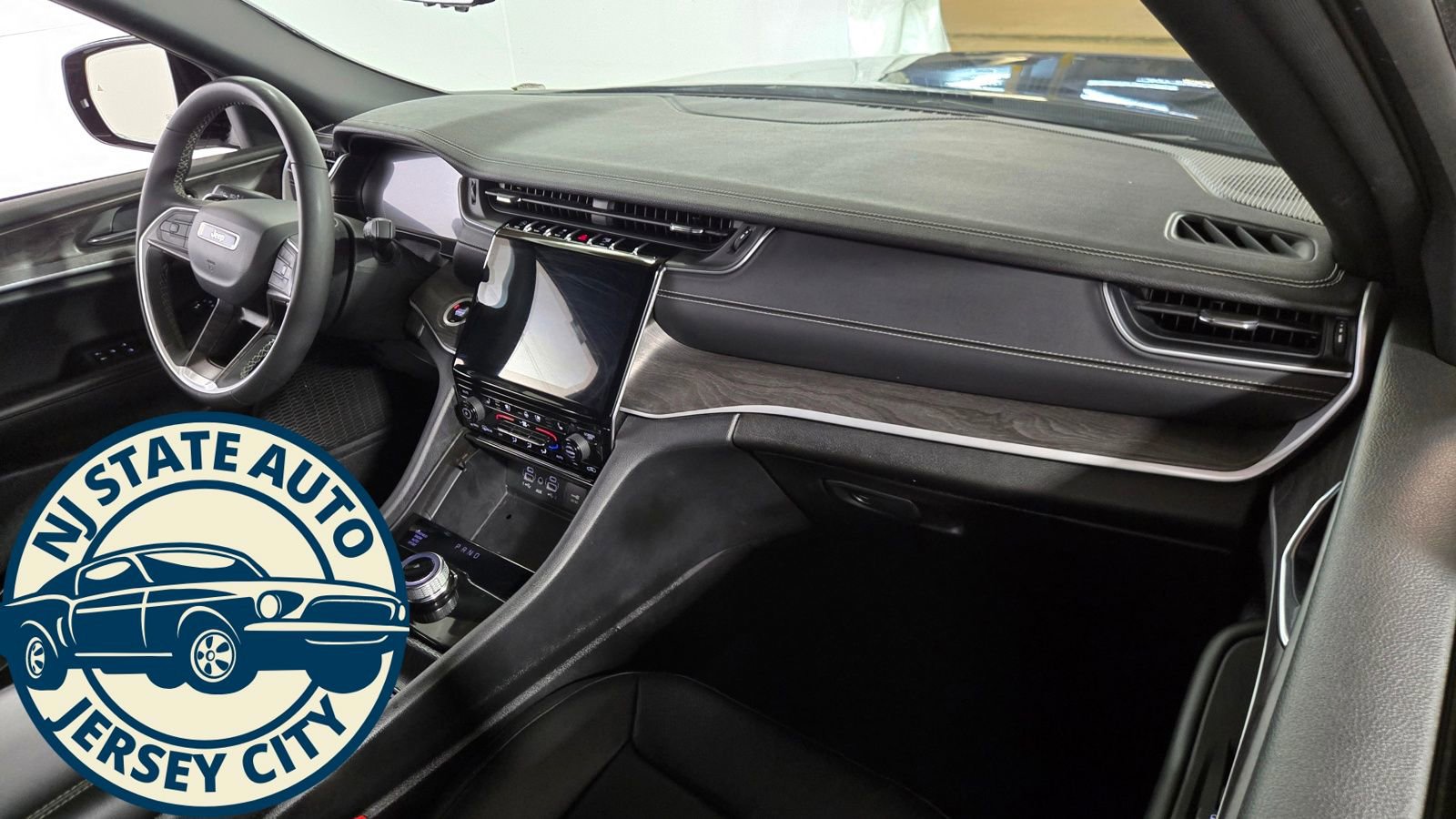 Used 2024 Jeep Grand Cherokee L Limited w/ Luxury Tech Group II image 36