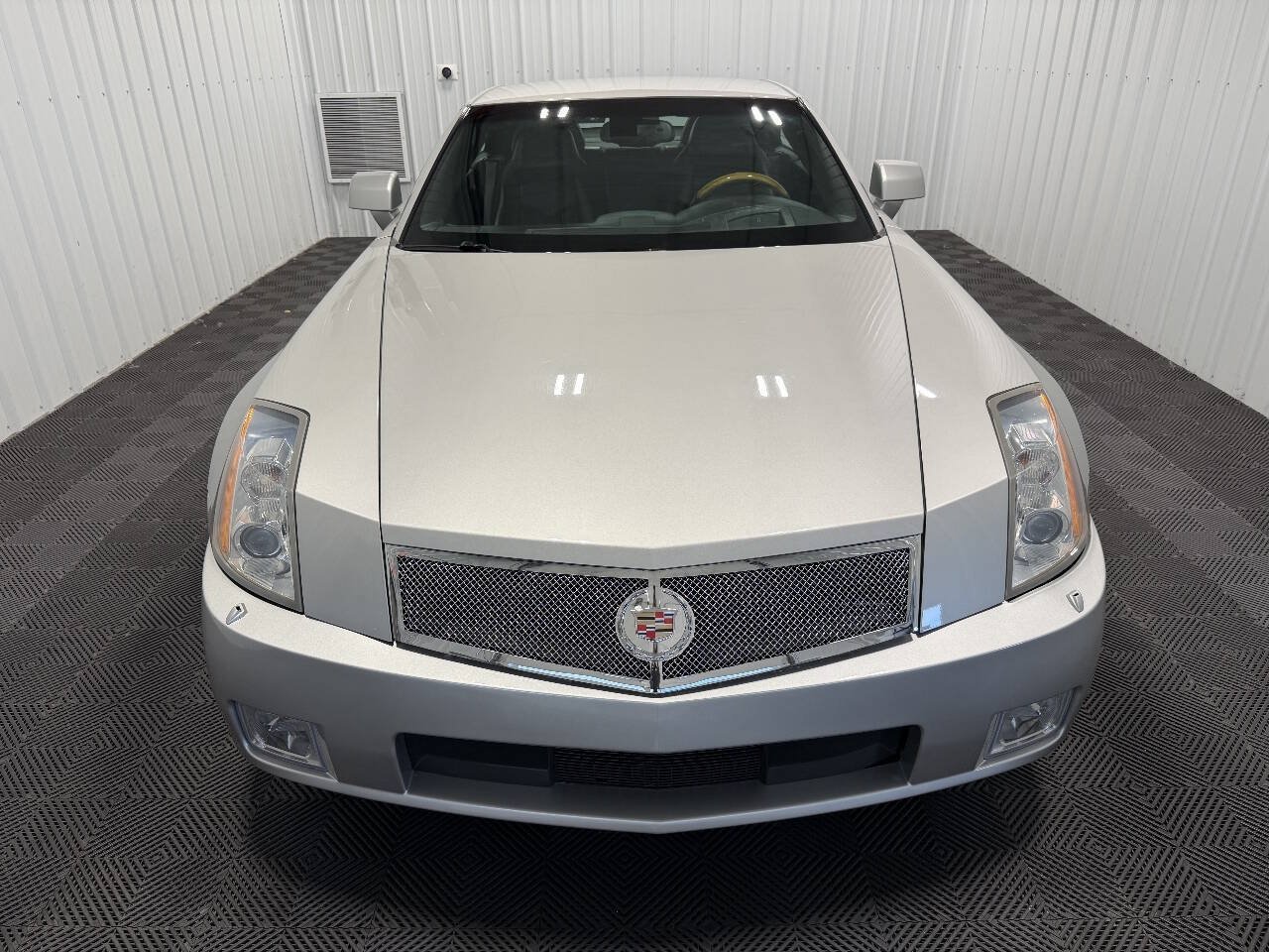 Used 2004 Cadillac XLR RWD image 2
