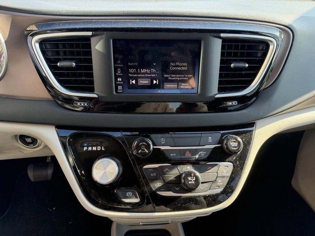 Used 2023 Chrysler Voyager LX image 20