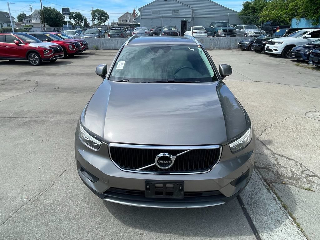 Used 2022 Volvo XC40 T4 Momentum FWD image 3