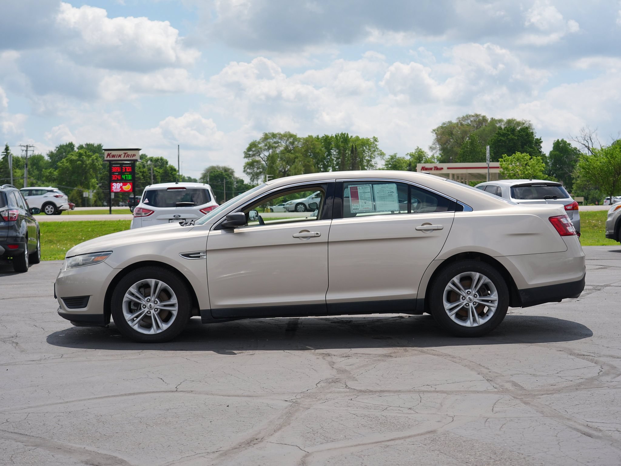Used 2018 Ford Taurus SE FWD image 7