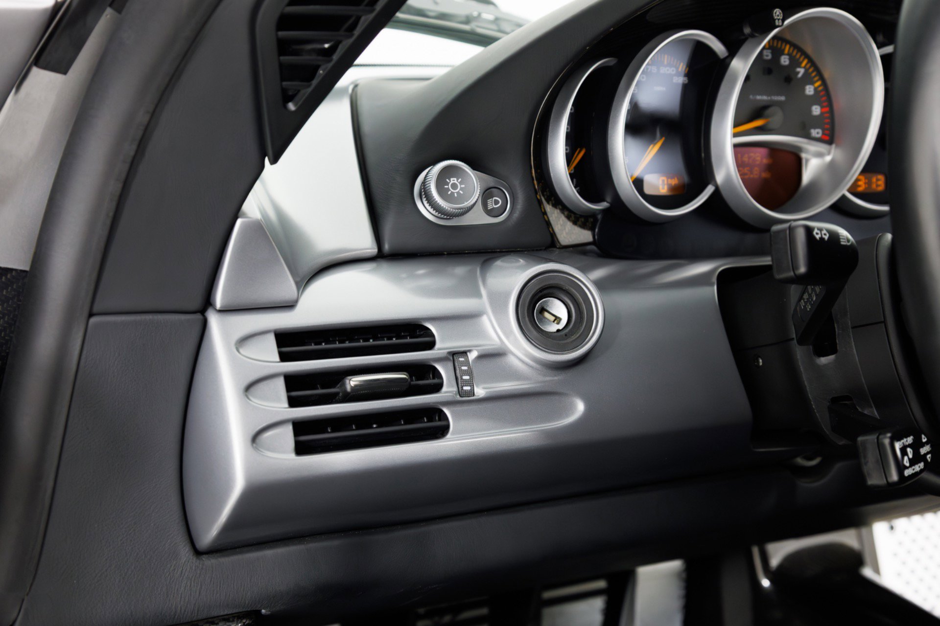 Used 2004 Porsche Carrera GT RWD image 29