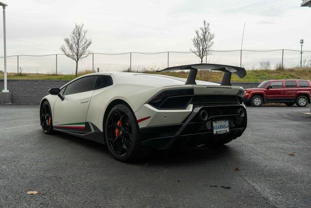 Used 2018 Lamborghini Huracan Performante image 32