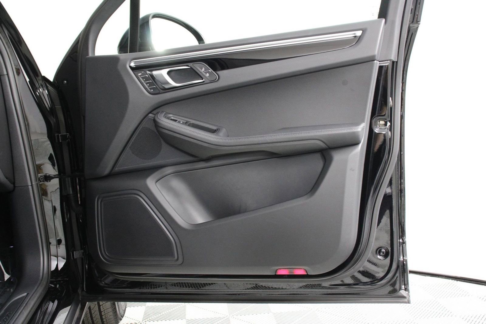 Certified 2025 Porsche Macan image 23