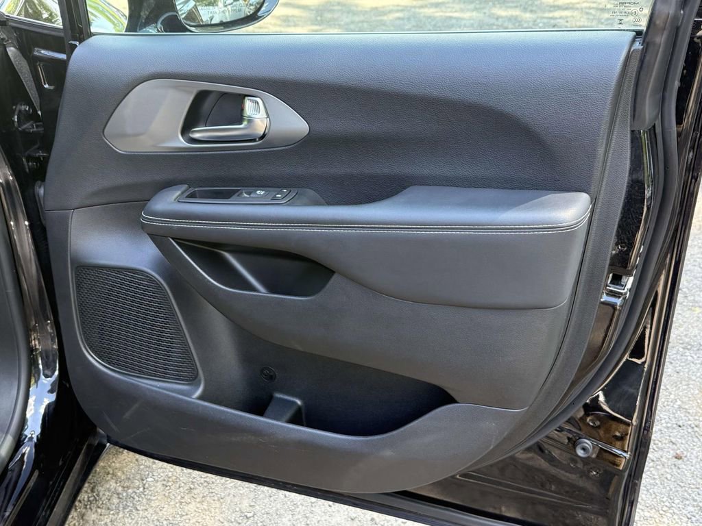 Used 2025 Chrysler Pacifica Select FWD image 7
