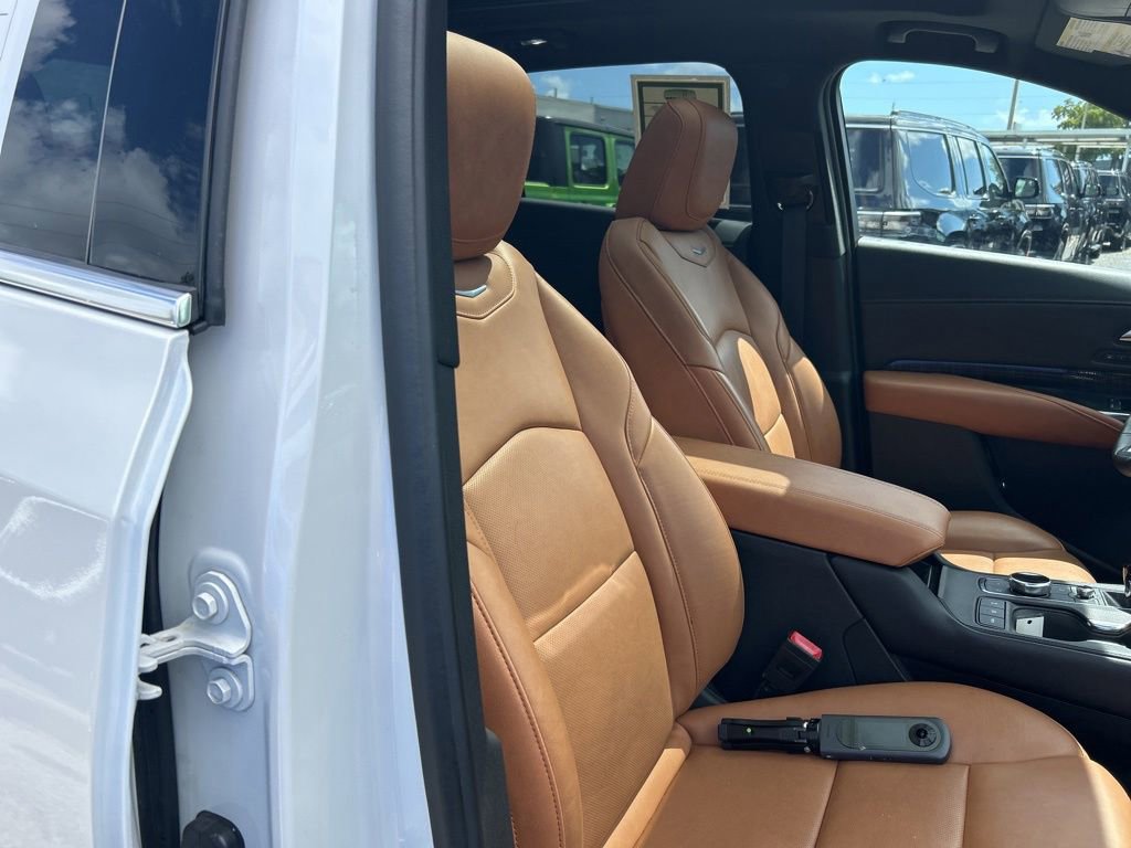 Used 2022 Cadillac XT4 Premium Luxury w/ Enhanced Visibility Package FWD image 22