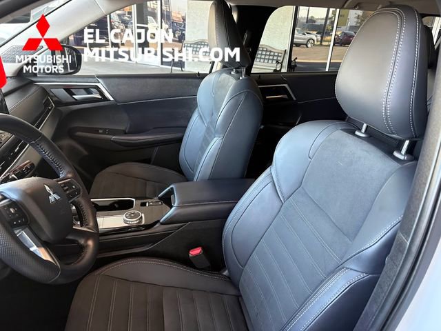 Used 2025 Mitsubishi Outlander SE image 13
