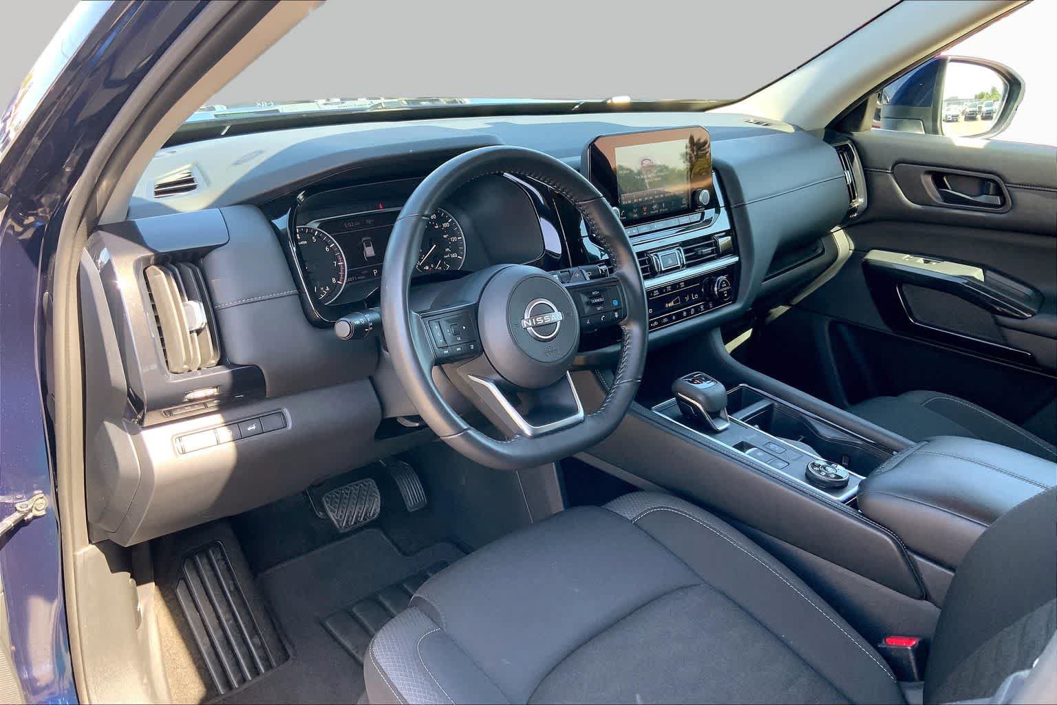 Used 2025 Nissan Pathfinder SV AWD/4WD image 16
