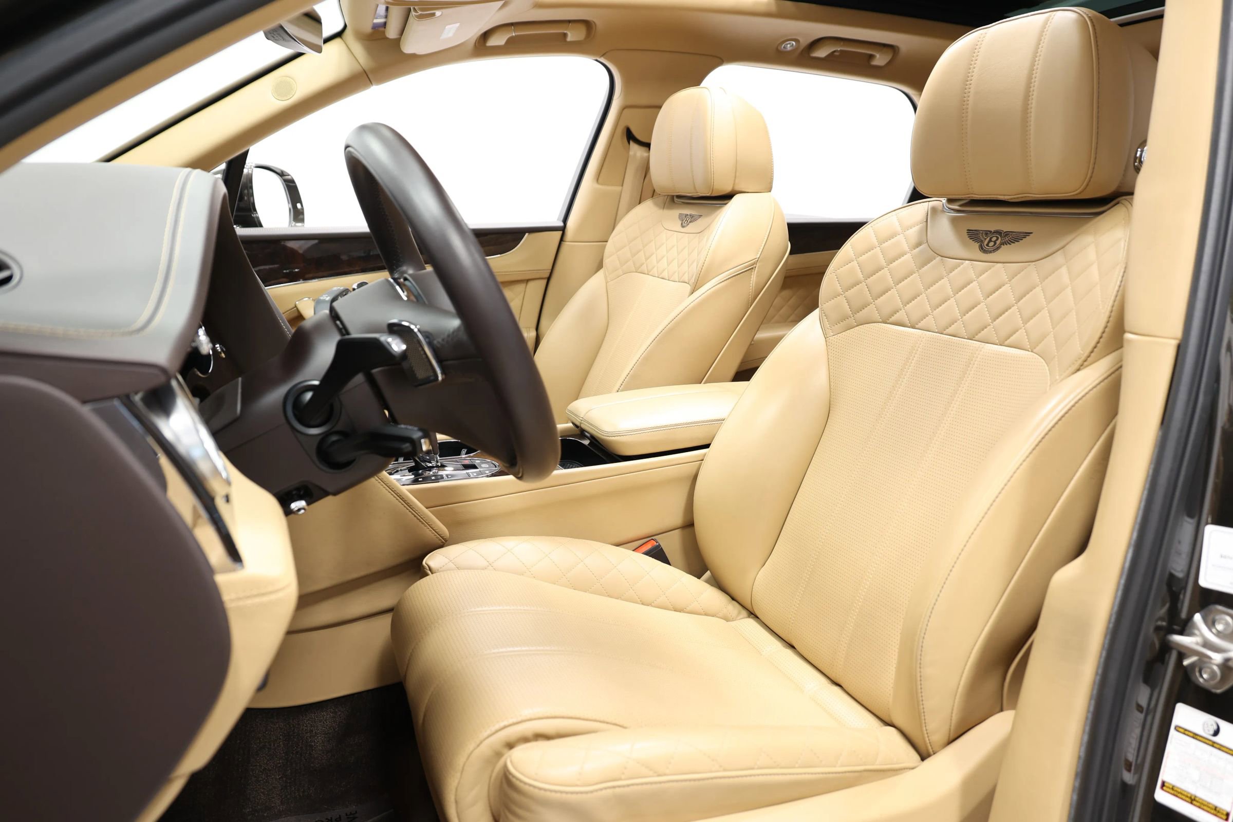 Used 2018 Bentley Bentayga AWD/4WD image 17