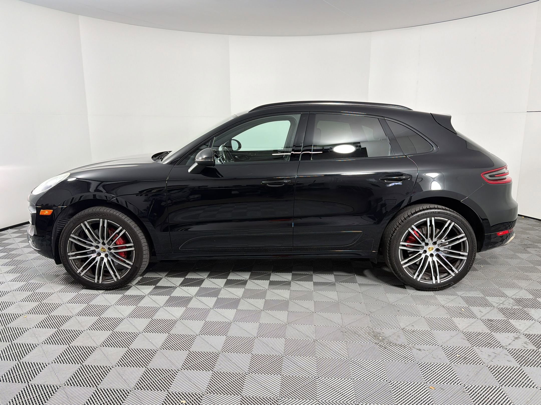 Used 2017 Porsche Macan Turbo AWD/4WD image 2