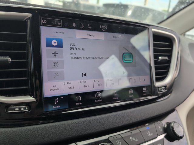 Used 2023 Chrysler Pacifica Touring-L image 18