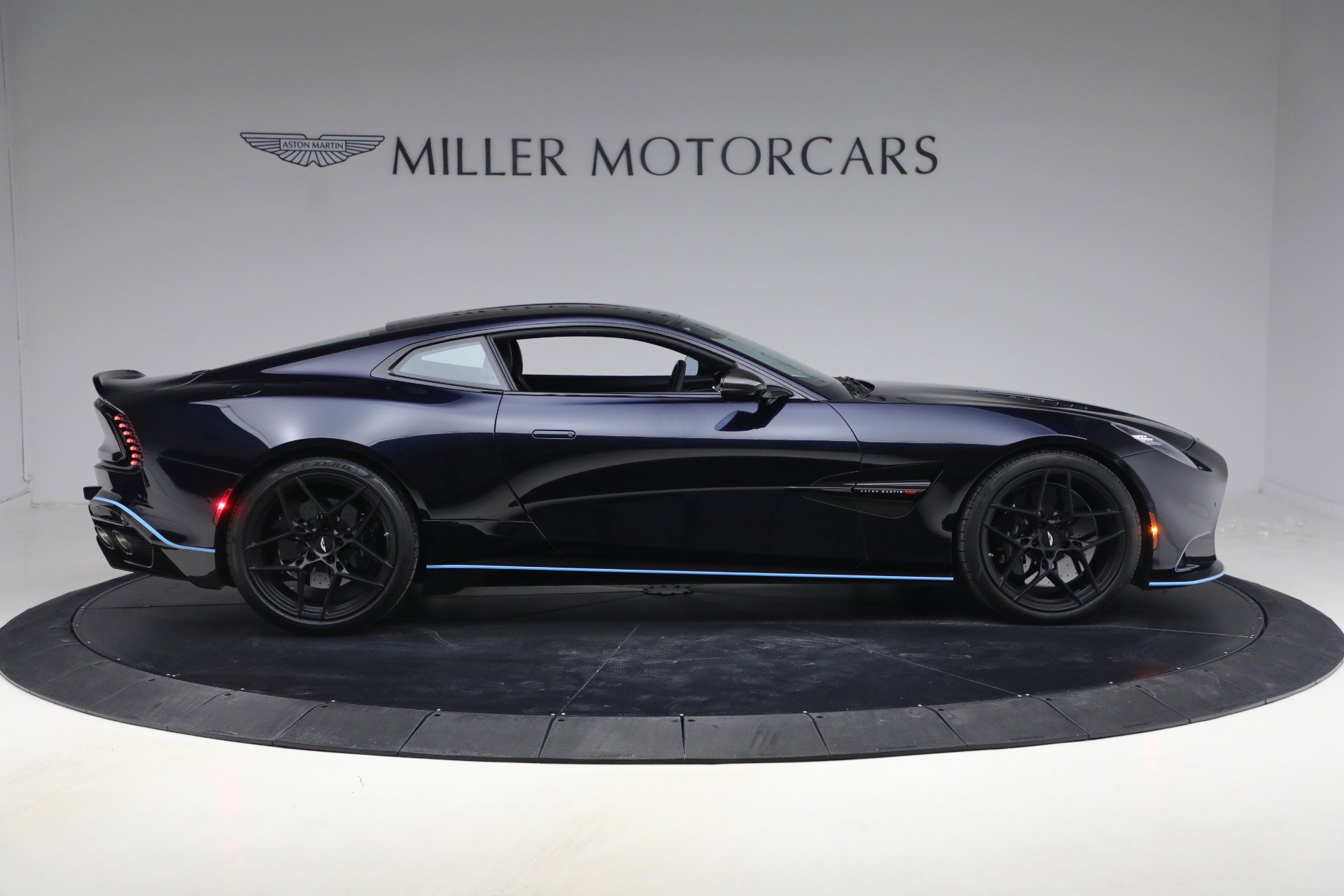 Used 2025 Aston Martin Vanquish image 9