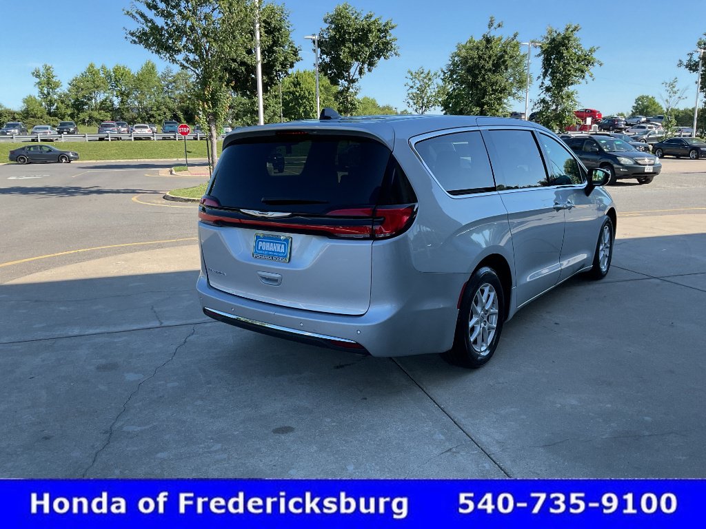 Used 2024 Chrysler Pacifica Touring-L FWD image 6