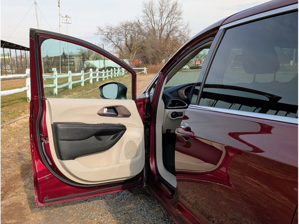 Used 2018 Chrysler Pacifica LX image 9