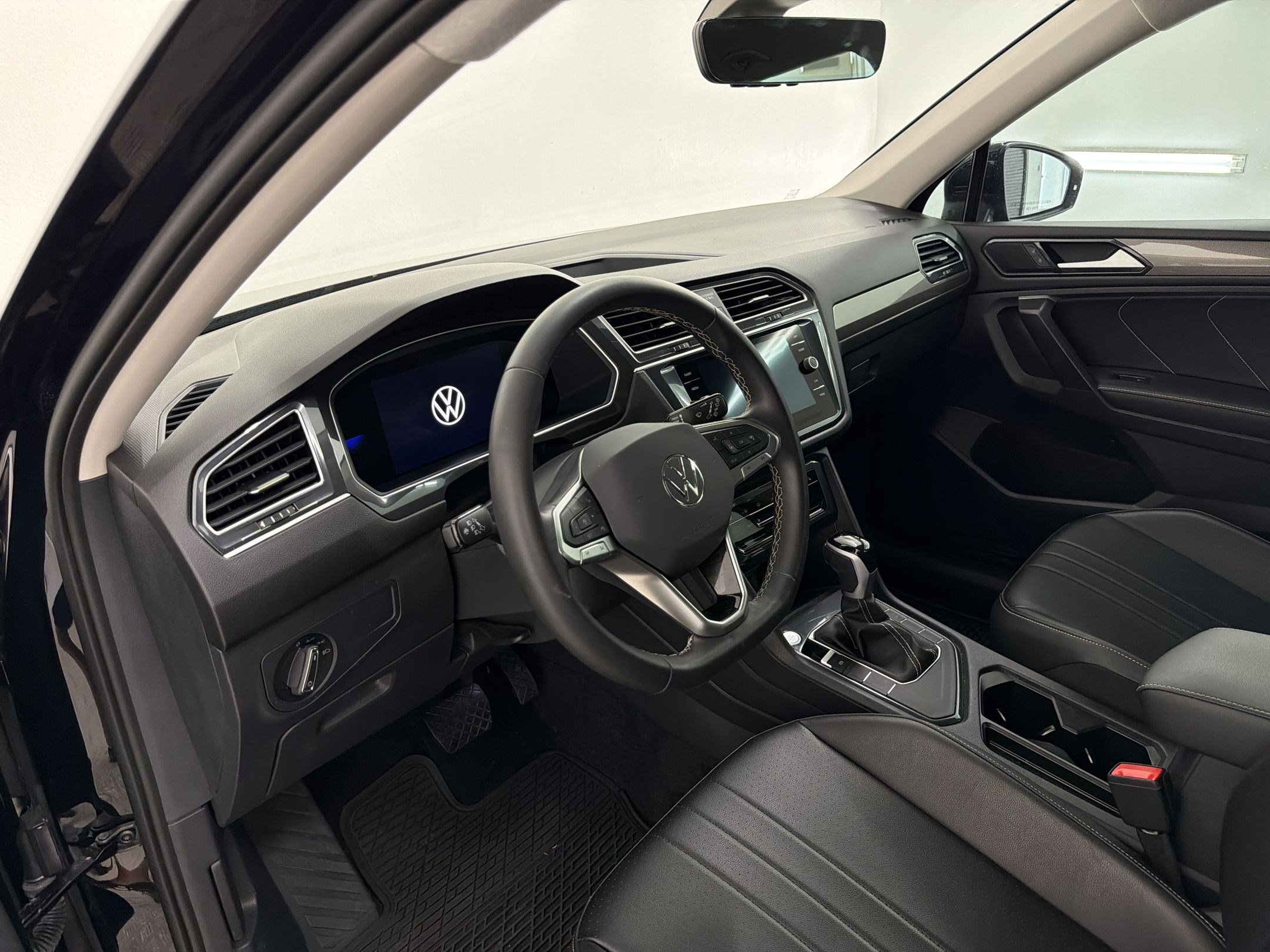 Used 2024 Volkswagen Tiguan SE FWD image 4
