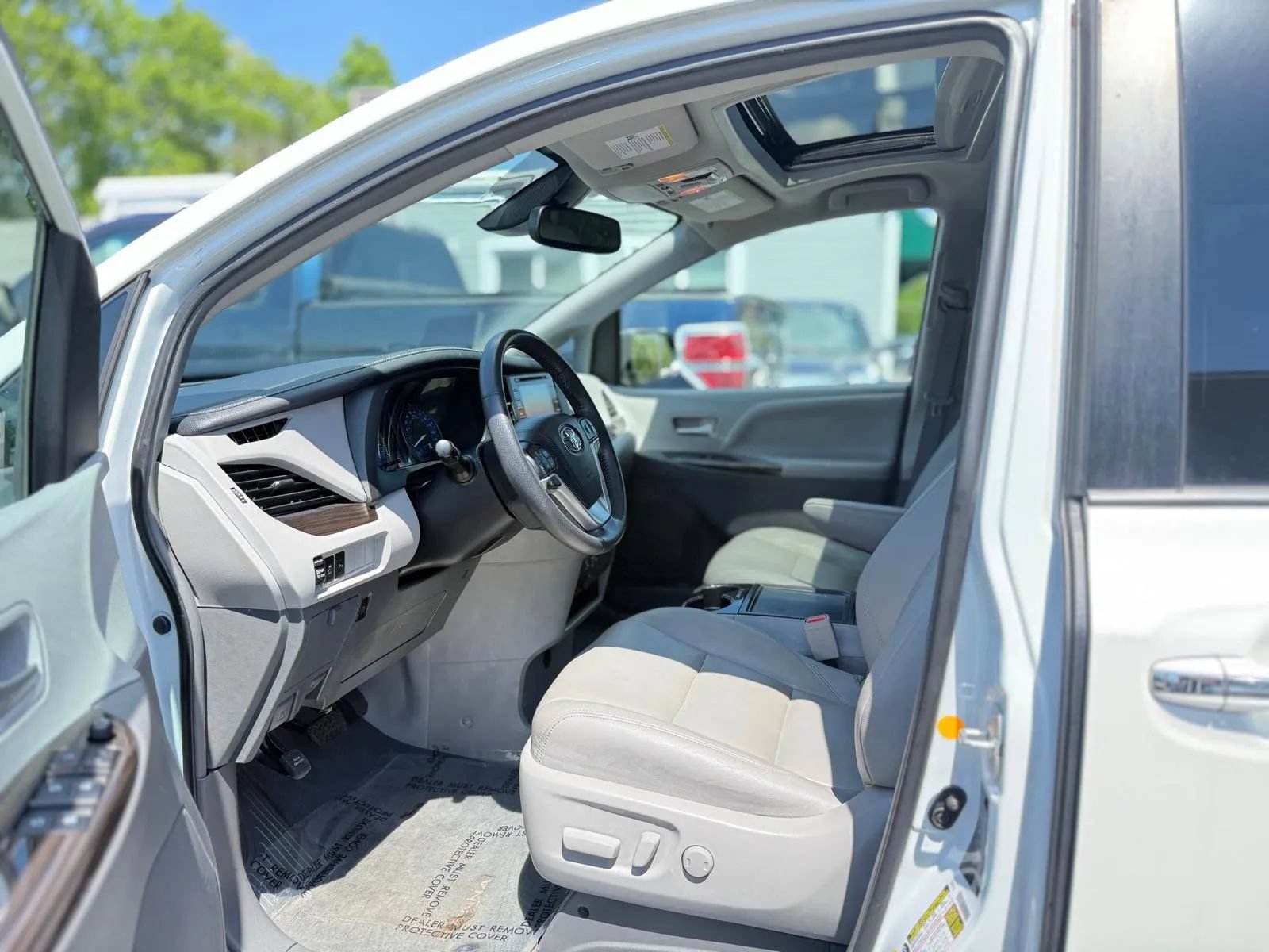 Used 2019 Toyota Sienna XLE w/ XLE Navigation Package FWD image 9