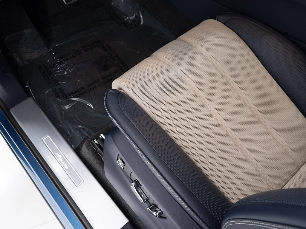 Used 2025 Bentley Bentayga image 12