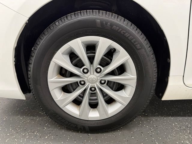 Used 2015 Toyota Camry LE FWD image 19