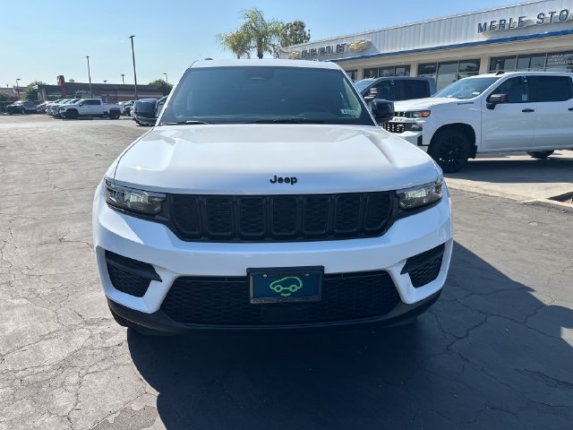 Used 2024 Jeep Grand Cherokee Altitude AWD/4WD image 2