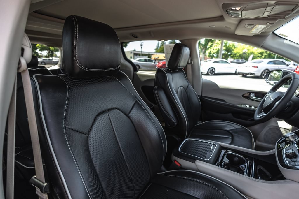 Used 2024 Chrysler Pacifica Limited FWD image 28