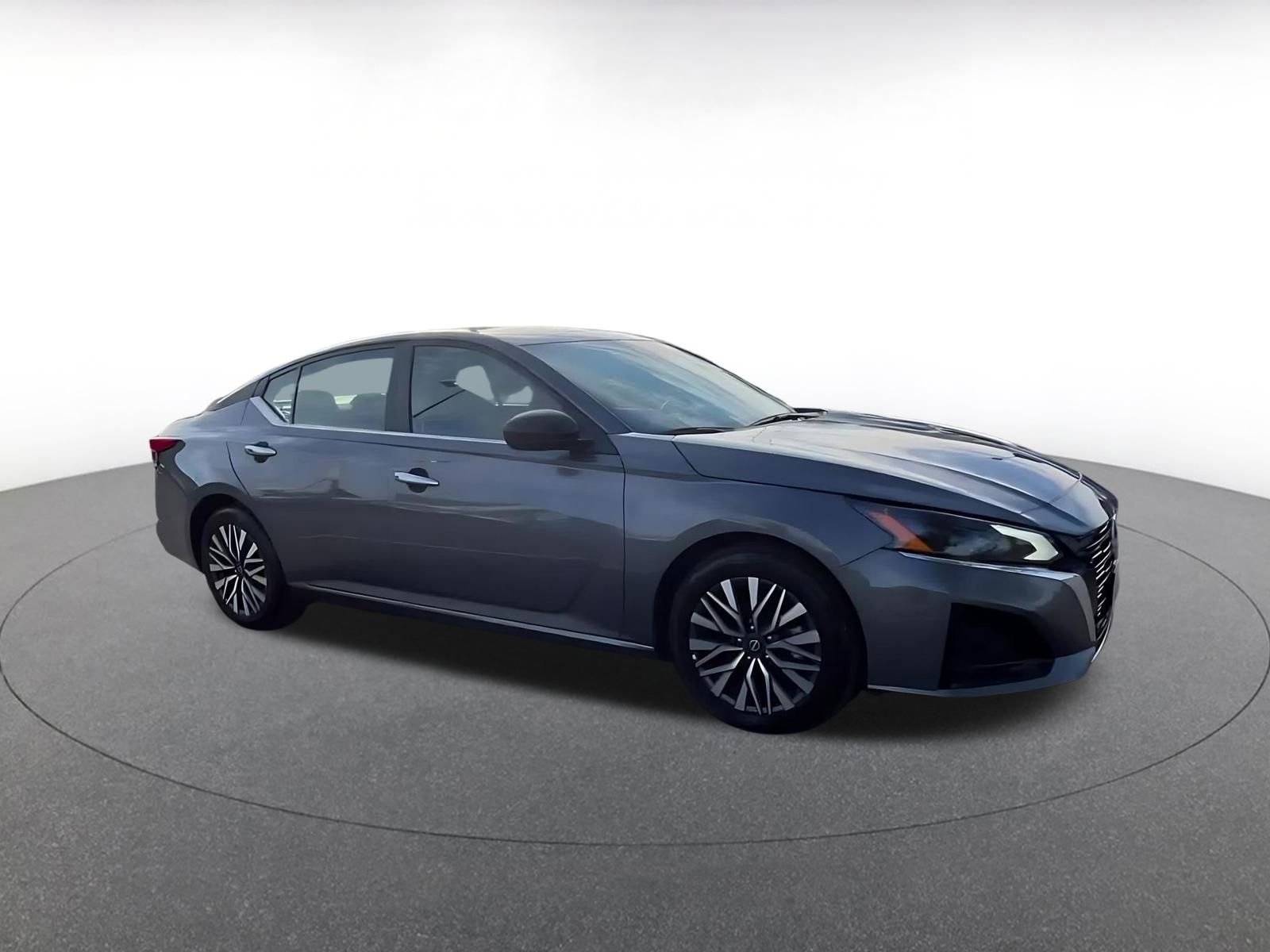 Used 2025 Nissan Altima 2.5 SV image 2