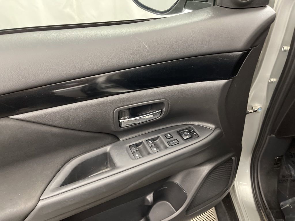 Used 2020 Mitsubishi Outlander ES image 17