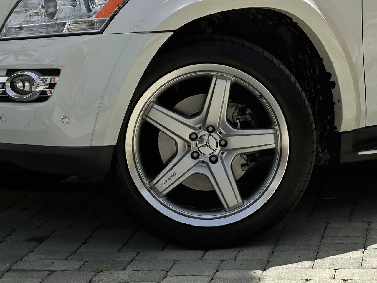 Used 2009 Mercedes-Benz GL 550 4MATIC image 3