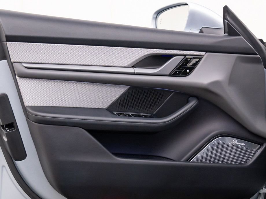 Used 2021 Porsche Taycan Turbo image 14