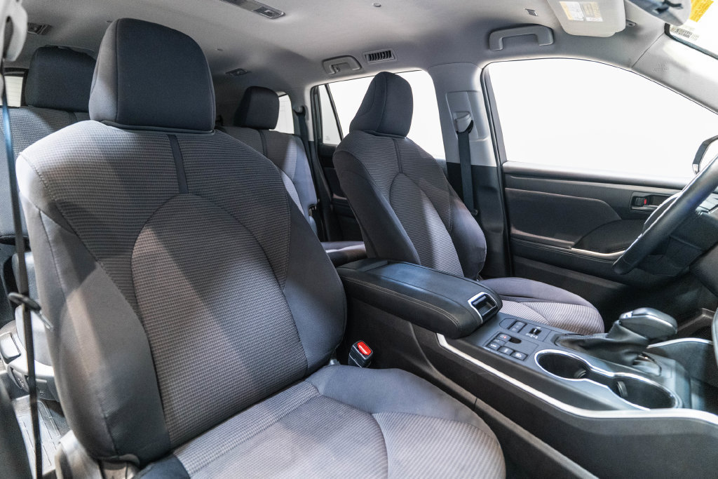 Used 2025 Toyota Highlander LE AWD/4WD image 13