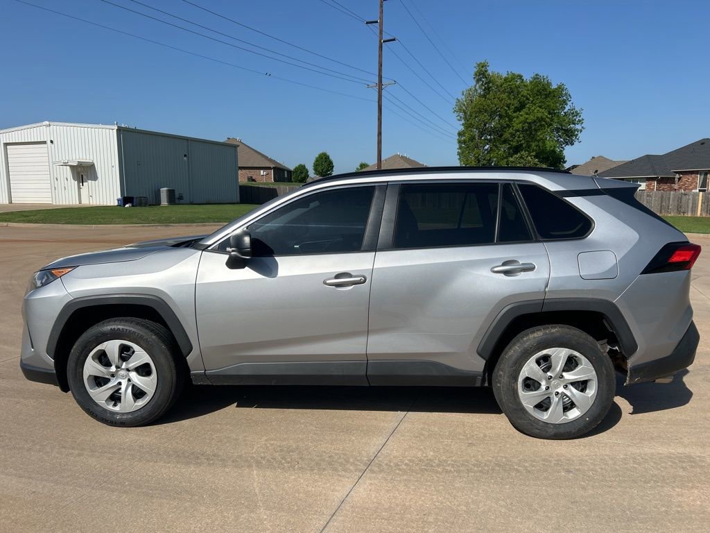 Used 2020 Toyota RAV4 LE FWD image 2