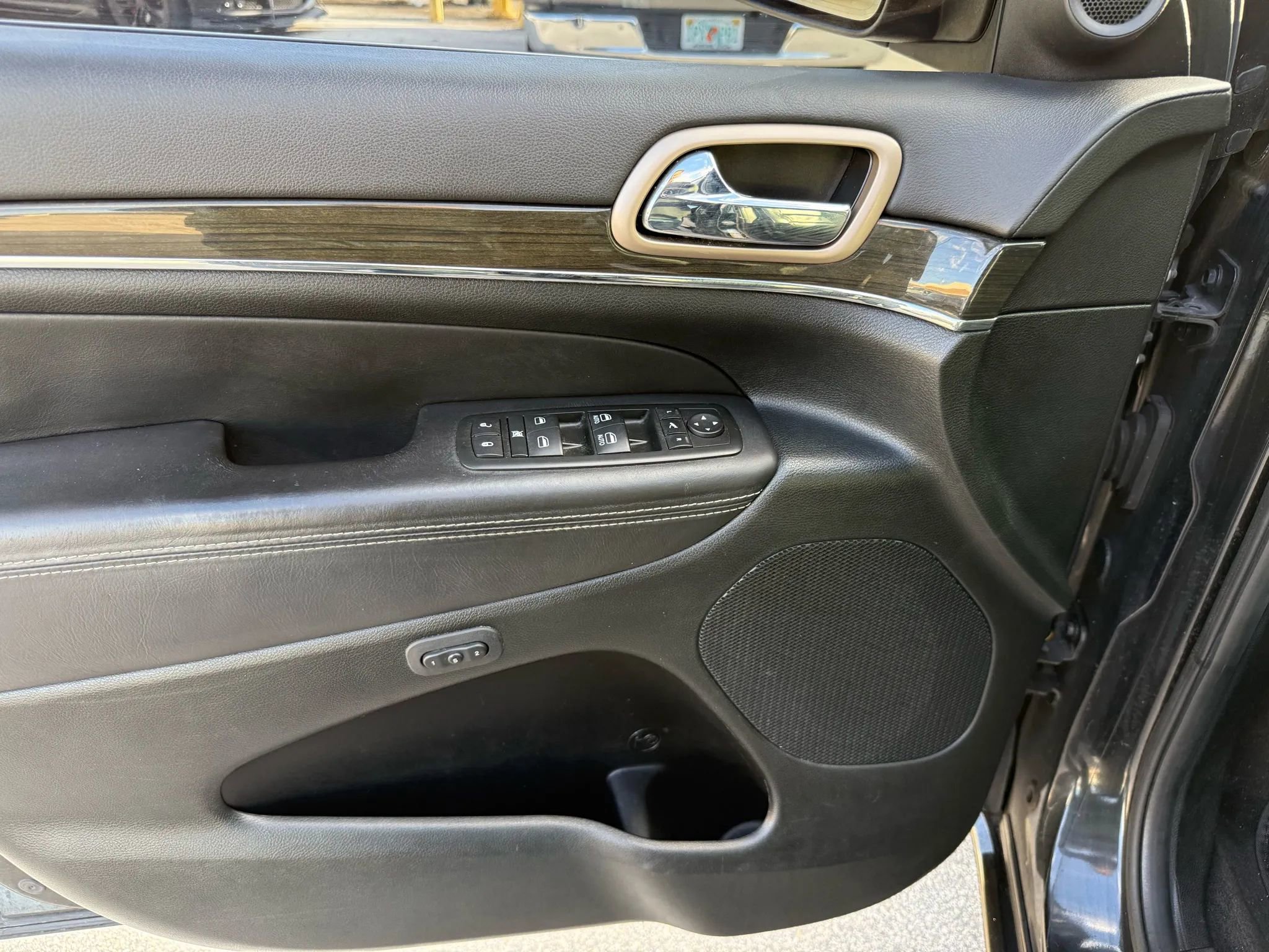 Used 2015 Jeep Grand Cherokee Overland w/ Trailer Tow Group IV image 11